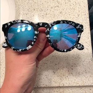 Diff eyewear sunnies with case